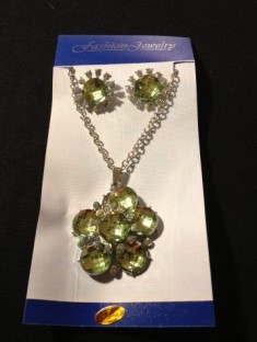 Crystal Style Necklace / 